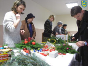 Warsztaty tworzenia stroików świątecznych w Centrum Kultury Wiejskiej w Woli Dużej