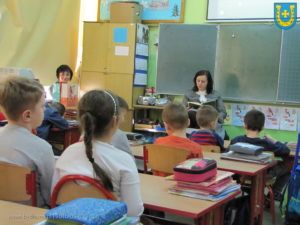 Znani bychawianie czytają dzieciom – zastępca burmistrza Bychawy Magdalena Kostruba w klasie I b